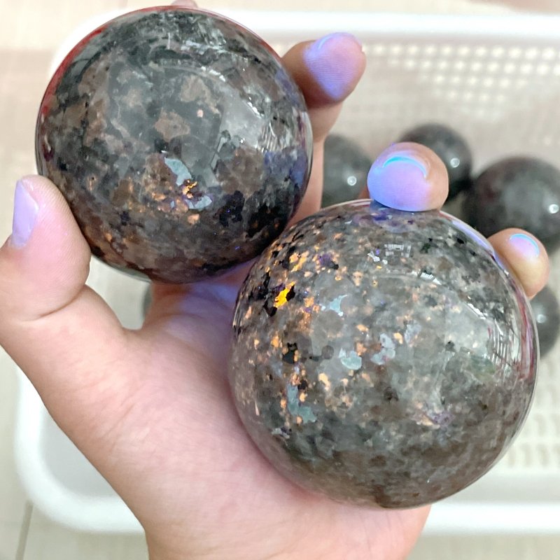 11 Pieces Yooperlite Crystal Spheres(UV - Reactive) - Wholesale Crystals