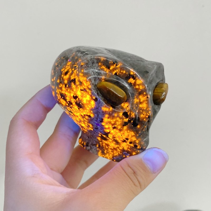 Yooperlite Alien Carving Wholesale (UV - Reactive) - Wholesale Crystals