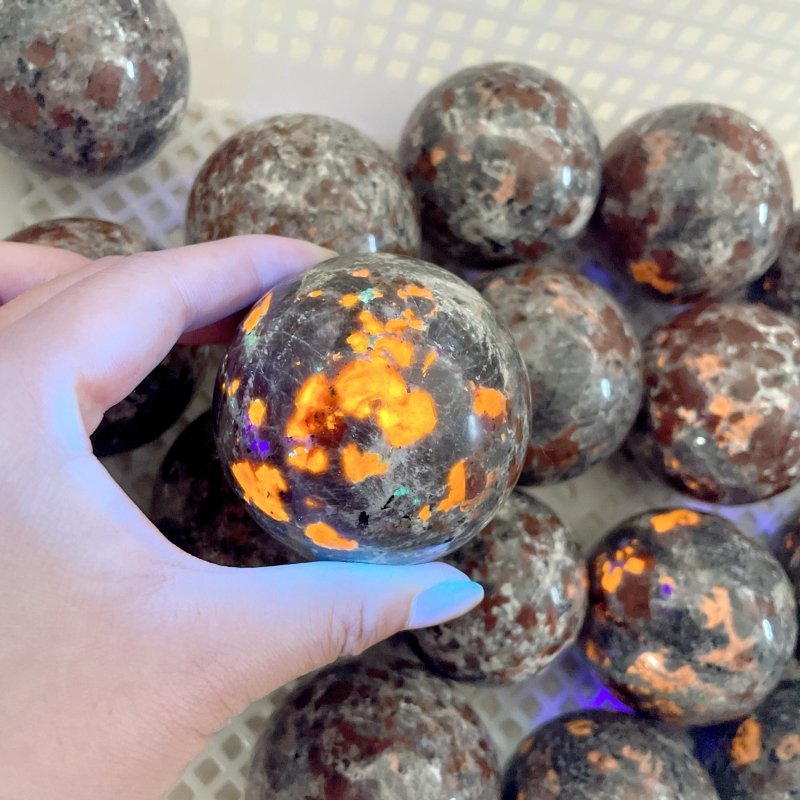 20 Pieces Yooperlite Crystal Spheres(UV - Reactive) - Wholesale Crystals