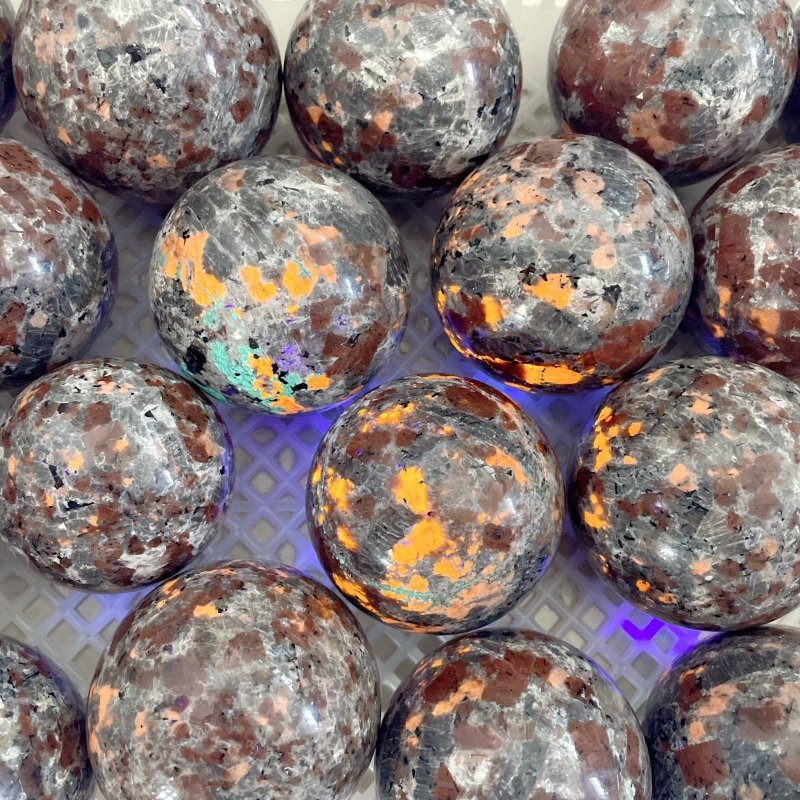 20 Pieces Yooperlite Crystal Spheres(UV - Reactive) - Wholesale Crystals