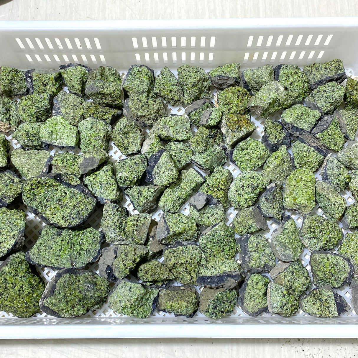 89 Pieces Raw Peridot Stone (Sea Freight Only)