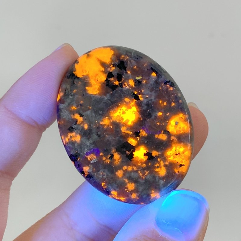 Yooperlite Worry Stone Wholesale(UV - Reactive) - Wholesale Crystals